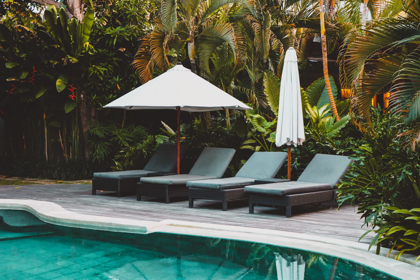 Pool im Dschungel des Wave House Surfcamps auf Bali