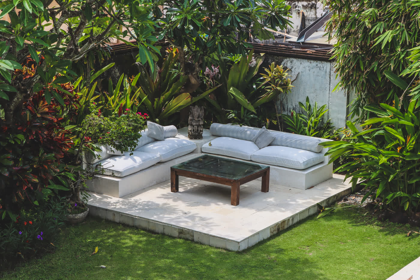 Lounge im tropischen Garten
