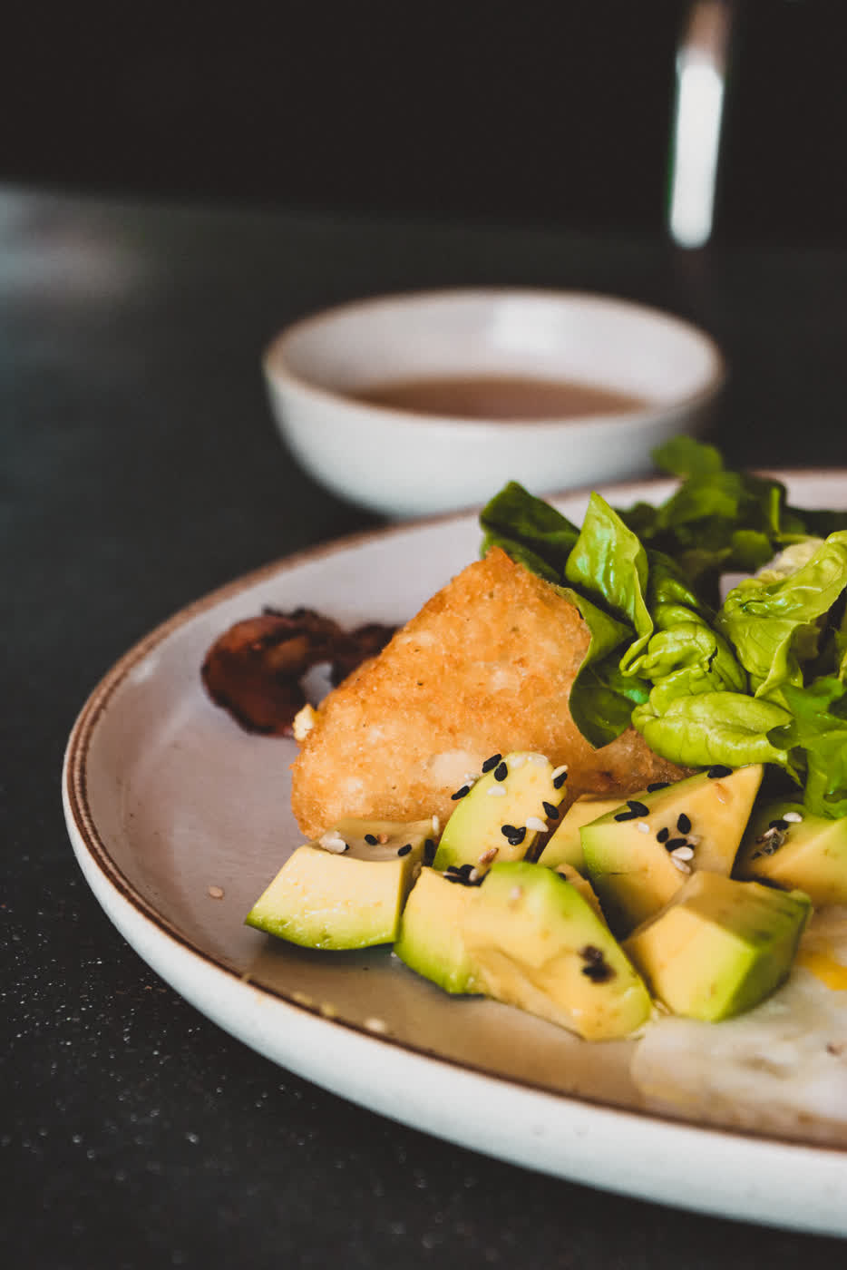 Bowl mit Avocado und Kräutern